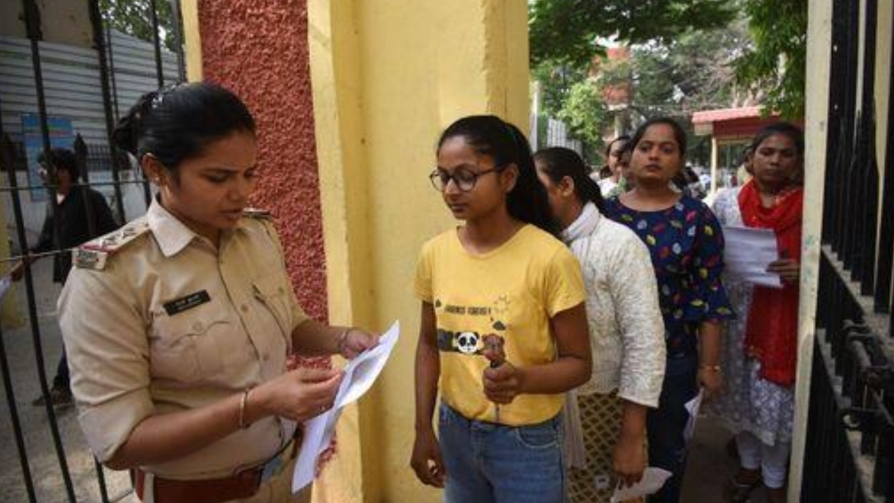 Bomb Threat: దేశంలో పలు ఎయిర్‌పోర్టులకు బాంబు బెదిరింపులు.. భద్రత కట్టుదిట్టం..