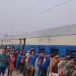 Pushing Train Video: ఓరినీ.. అది కారు అనుకున్నారా.. బస్సు అనుకున్నారా.. అలా తోస్తున్నారు..