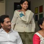 Ys Vijayamma Met Jagan: అమెరికా నుంచి వచ్చిన విజయమ్మ.. జగన్‌బాబుకు ఓదార్పు.. దూకుడు వద్దంటూ హితవు!