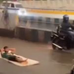 Man floating in Rain Water: వర్షంలో ఇదేం పని రా.. రోడ్డు అనుకున్నావా.. స్విమ్మింగ్ పూల్ అనుకున్నావా..?