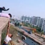 Viral Video: రీల్స్ పిచ్చితో డేంజరస్ స్టంట్స్.. అసలు ప్రాణాలంటే లెక్కే లేదు వీరికి