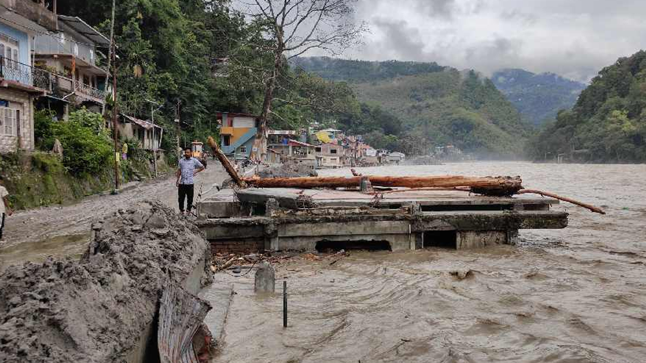 Sikkim Rains : సిక్కింలో భారీ వర్షం.. వరదల్లో చిక్కుకుపోయిన 1200 మంది టూరిస్టులు