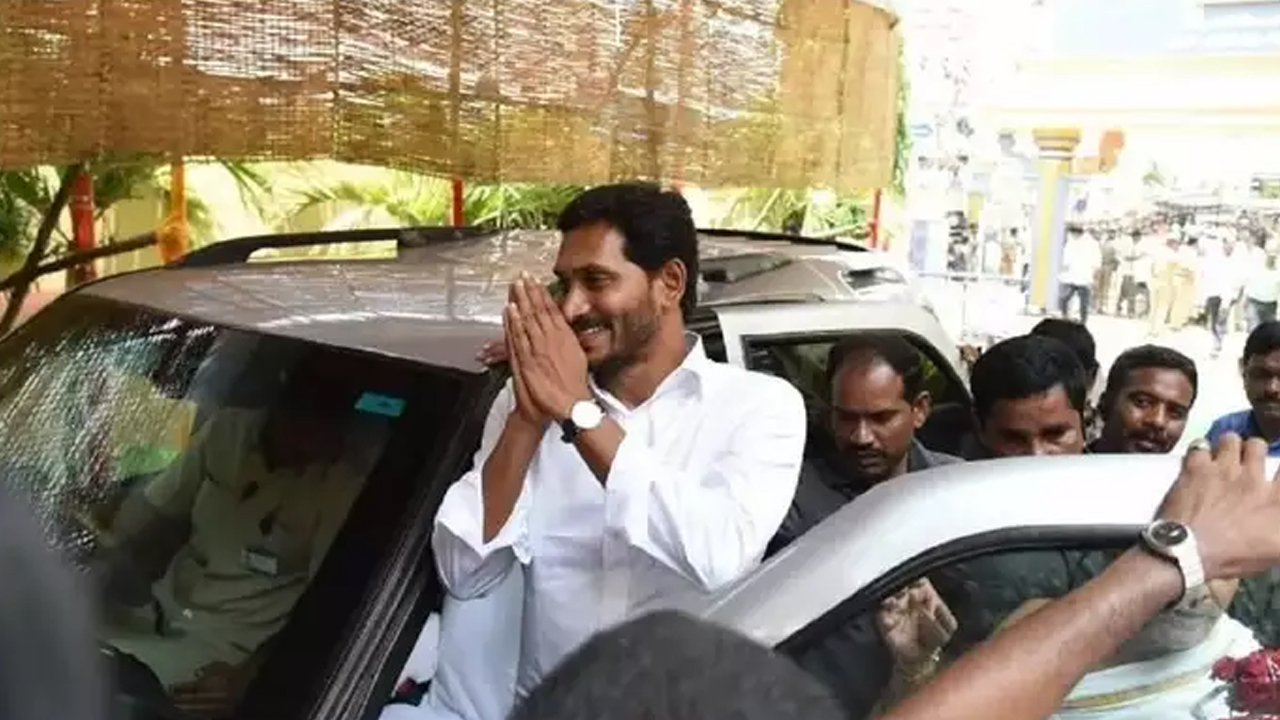 CM Revanth Reddy: గవర్నర్ రాధాకృష్ణన్‌తో సీఎం రేవంత్ రెడ్డి భేటీ.. కీలక అంశాలపై చర్చ