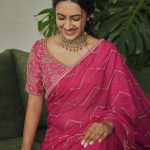 Niharika Konidela: శారీ లో ముసి ముసి నవ్వులతో మెరిసిపోతున్న నిహారిక కొణిదెల