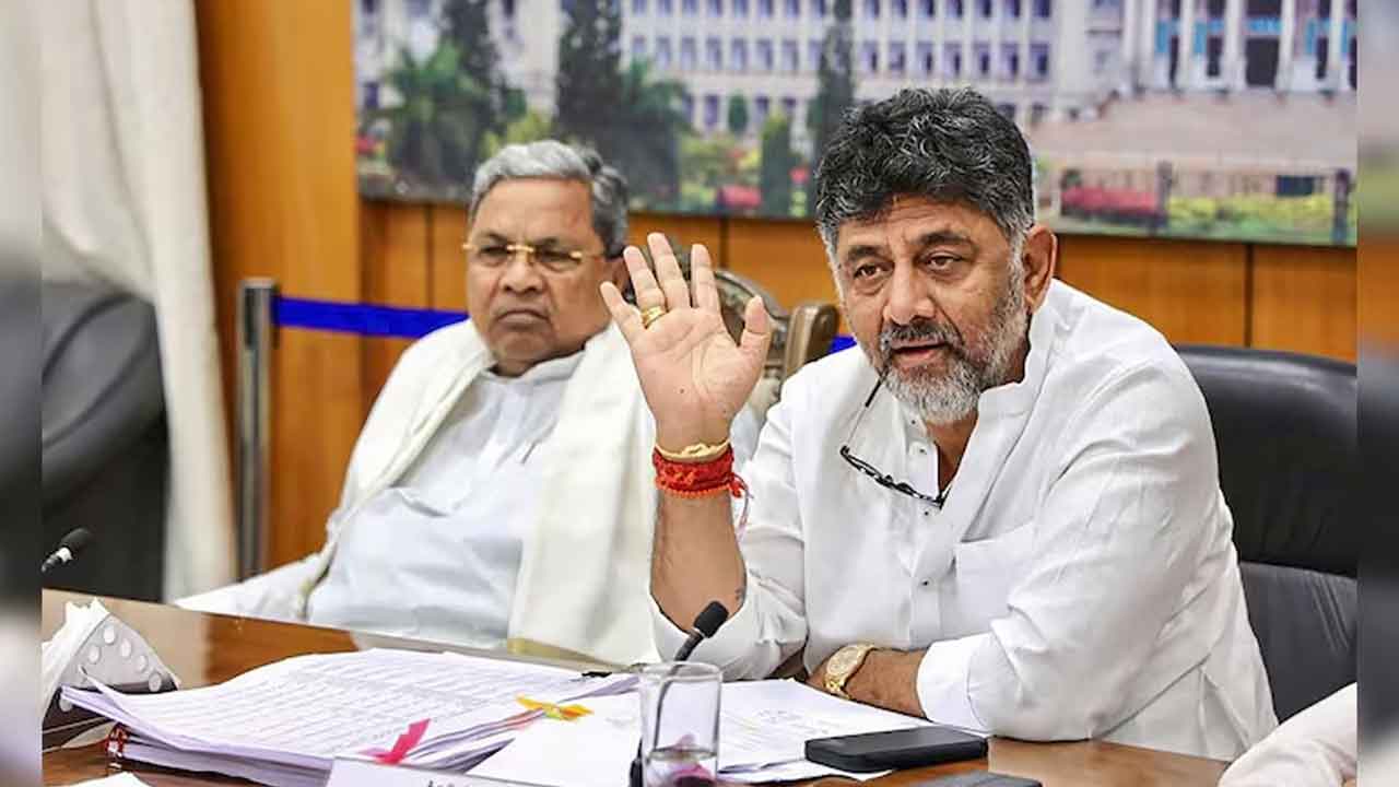 Viral Video: రీల్స్ కోసం భారీ వరదల్లో యువకుడి విన్యాసాలు..