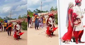 Viral Video: క్రియేటివిటీ అదిరిపోయింది కదా.. పెళ్లిలో రాకెట్ బాంబుపై వధువరుల ఊరేగింపు..