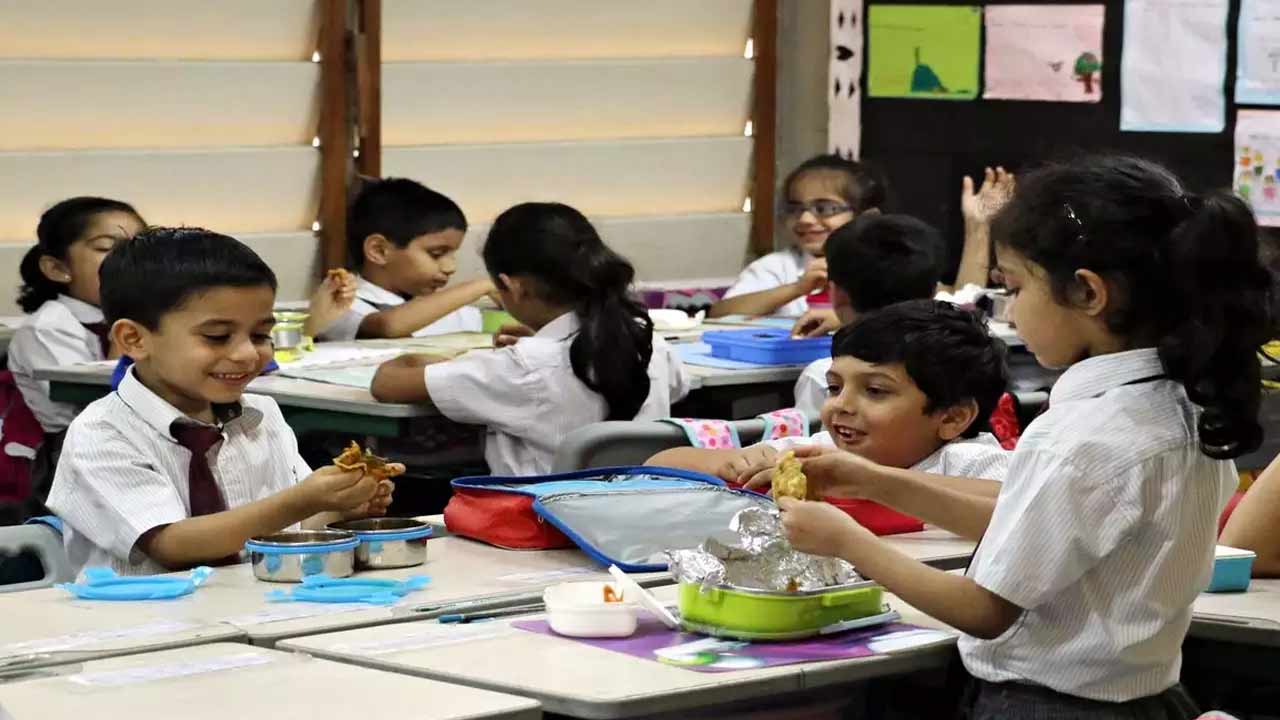 Non Veg Food Ban In School| ' పిల్లలకు లంచ్ బాక్స్ లో మాంసాహారం పంపవద్దు'.. తల్లిదండ్రులకు సర్క్యులర్ జారీ చేసిన స్కూల్!