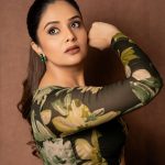 Sreemukhi: కుర్రాళ్లకు వలవేసే చూపులతో శ్రీముఖి