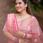 Sravanthi Chokarapu: చీర కట్టులో యువరాణిలా మెరిసిపోతున్నయాంకర్ స్రవంతి