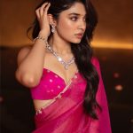 Krithi Shetty: పింక్ శారీలో బేబమ్మ.. ఆ అందం చూడతరమా!