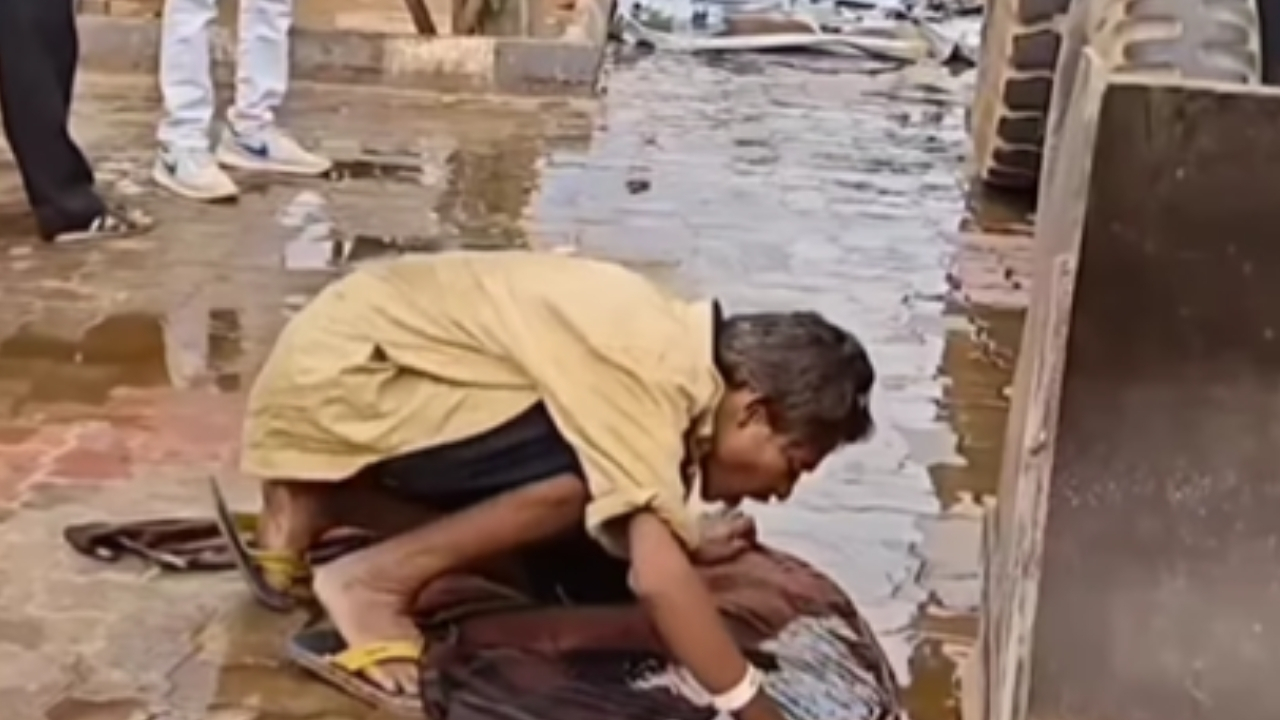 Viral Video: ఇంత కక్కుర్తిలో ఉన్నావేంట్రా.. నేలపై పారుతున్న మద్యాన్ని ఎలా తాగేశాడో చూడండి