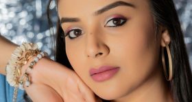 Anchor Sreemukhi: నాటు అందాల ఘాటు చూపిస్తోన్న శ్రీముఖి.. ఫోజులు పిచ్చెక్కించాయ్