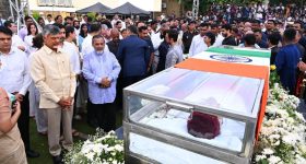 Chandrababu Tears up: ముంబైలో రతన్ టాటాకు నివాళులర్పించిన చంద్రబాబు... కంటతడి!
