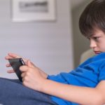 Children Eye Problems: వామ్మో సెల్ ఫోన్,  పిల్లలకు అస్సలు ఇవ్వకండి, లేదంటే ఈ ముప్పు తప్పదు!
