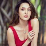 Neha Shetty: రెడ్ టీషర్ట్‌లో రెచ్చగొడుతున్న రాధిక.. మనసును విరగ్గొట్టే మెషీన్ నువ్వు!