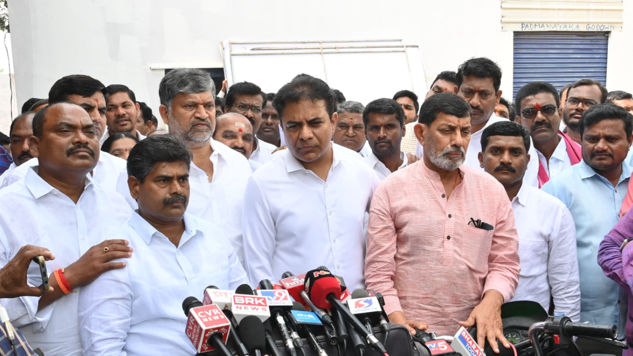 KTR : ఒరిజినల్ బాంబులకే మేం భయపడలే, గీ సుతిల్ బాంబులకు భయపడతమా ? అధికారంలోకి వస్తాం, అప్పుడు చూసుకుంటం : కేటీఆర్