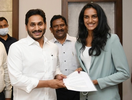 PV Sindhu: ఆ భూమిని సింధుకు ఇవ్వొద్దు, కాలేజీ కట్టండి.. స్థానికుల డిమాండ్