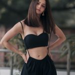 Vedhika: వలపు వయ్యారాల ‘వేదిక’.. ఎద అందాలతో పిచ్చెక్కిస్తోంది గురూ!