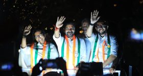 Cm Revanth Reddy: ముంబాయిలో సీఎం రేవంత్ రోడ్ షో.. భారీ క‌టౌట్ ల‌తో ఘ‌న స్వాగ‌తం