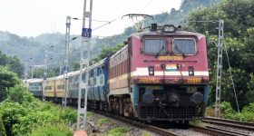 Saraighat Express: పెళ్లివారికోసం 3 గంట‌లు ఆగిన రైలు.. 30 మంది కోసం వంద‌ల మందికి అసౌక‌ర్యం.. నెట్టింట విమ‌ర్శ‌లు