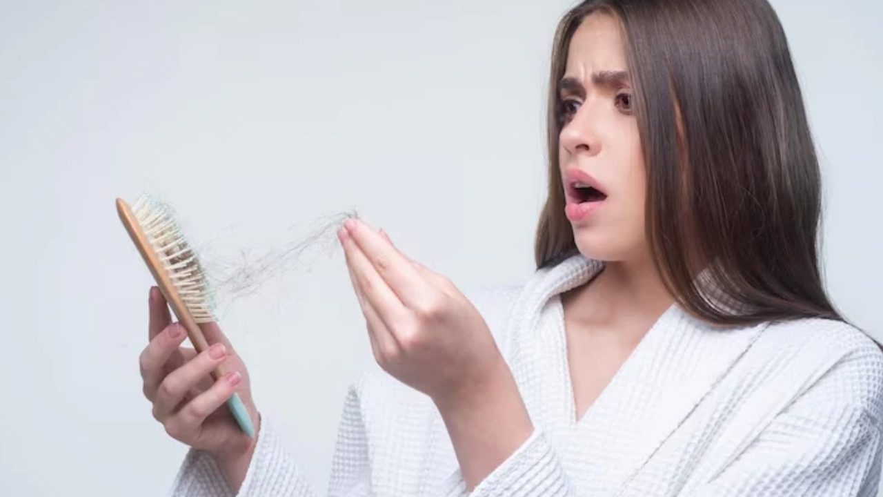 Hair Fall Reasons: మహిళల్లో జుట్టు రాలడానికి కారణాలేంటో తెలుసా ?