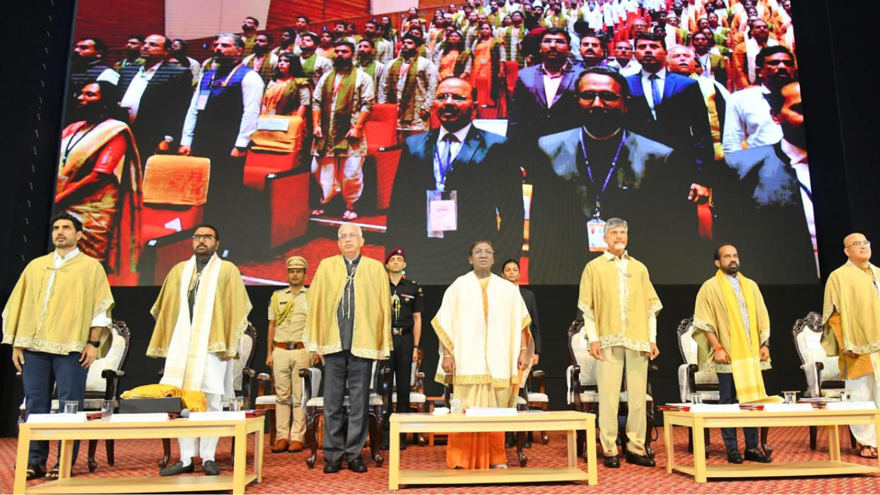 Droupadi Murmu : యువ వైద్యులు పని చేయాల్సింది సిటీల్లో కాదు.. రాష్ట్రపతి ద్రౌపది ముర్ము కీలక సూచనలు