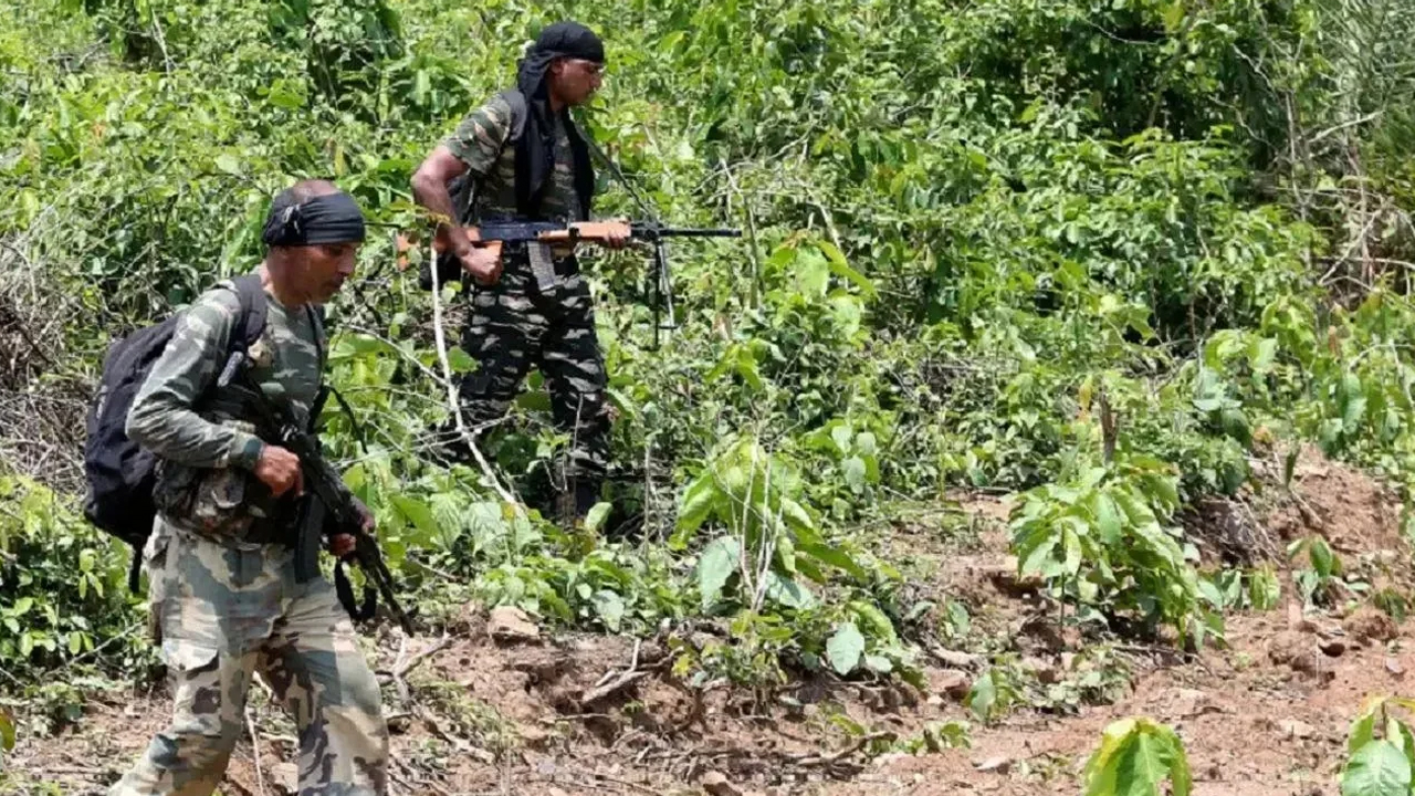 Chhattisgarh Encounter:  తుపాకుల మోతతో దద్దరిల్లిన దండకారణ్యం.. 12 మంది నక్సల్స్ మృతి