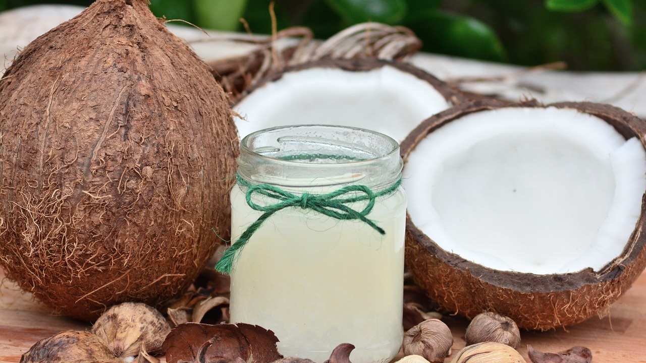 Coconut Oil in Winter: చలికాలంలో రాత్రిపూట కొబ్బరి నూనెను ఇలా వాడితే.. జరిగేది ఇదే