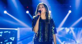 Singer Monali Thakur : సడన్ గా లైవ్ ఆపేసి పరుగులు తీసిన స్టార్ సింగర్... ఆసుపత్రిలో అడ్మిట్