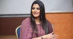 Varalakshmi Sarath Kumar: మొదట్లో అవమానించారు.. ఇప్పుడు అదే నా కెరియర్ కు ప్లస్ అయ్యింది..!