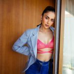 Rakul Preeth Singh : లోదుస్తులు కనిపించేలా ఆ స్టిల్స్ ఏంటి రకుల్.. కుర్ర గుండెలు పేలిపోతాయ్..