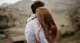 Benefits of Hugs: చిన్న కౌగిలింతతో బోలెడన్ని బెనిఫిట్స్.. హగ్ ఇవ్వండి గురూ!