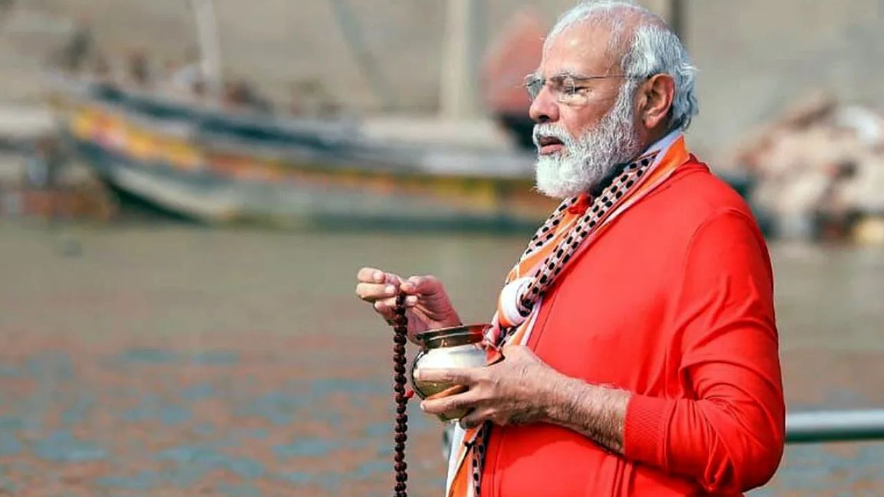 PM Narendra Modi: త్రివేణి సంగమంలో ప్రధాని మోదీ పుణ్యస్నానం..