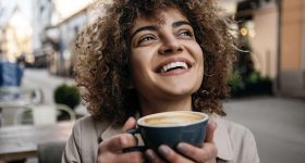Drinking Coffee: పొద్దున్నే కాఫీ తాగడం మంచిది కాదా? మరి ఏ టైమ్ లో తాగాలి?