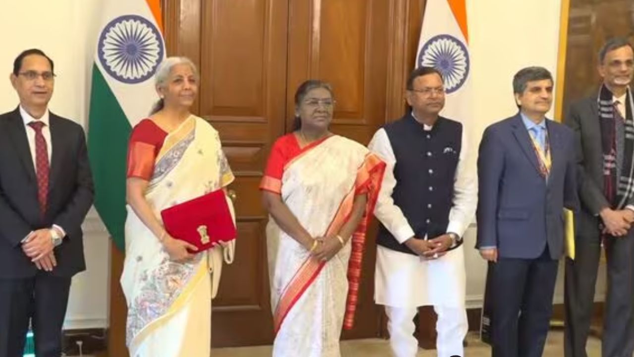 Union Budget 2025-26 : రాష్ట్రపతికి బడ్జెట్ అందజేసిన సీతారామన్.. ఉదయం 11 గంటలకు పార్లమెంటులో సమర్పణ