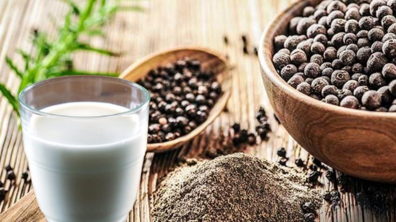 Pepper And Milk: పాలలో ఈ ఒక్కటి కలిపి తాగితే.. బోలెడు ప్రయోజనాలు !