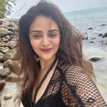 Sreemukhi : బీచ్ లో అందాలతో రచ్చ చేస్తున్న శ్రీముఖి.. కుర్రాళ్లు ఏమైపోతారు..