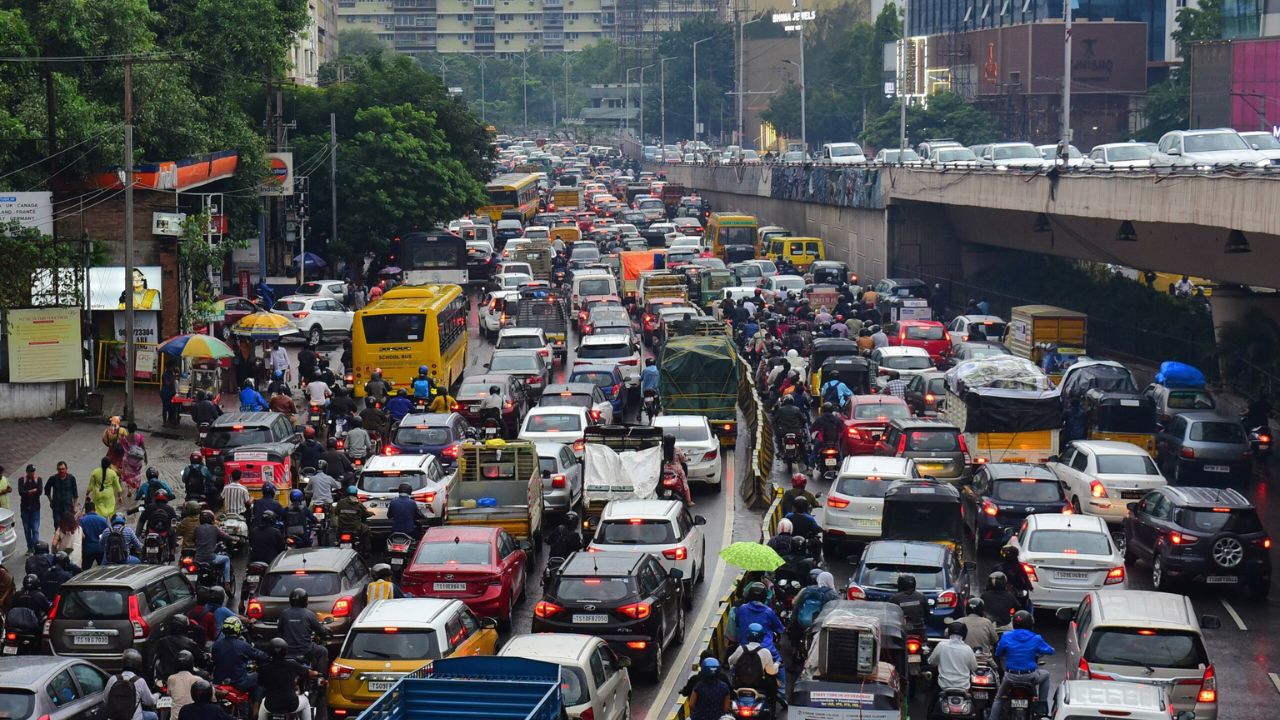 Hyderabad traffic: హైదరాబాద్‌లో ట్రాఫిక్ యమ టఫ్.. కానీ ఇవ్వి అమలైతే దూసుకెళ్లొచ్చు