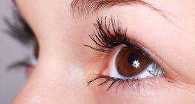 Eyelashes: కనురెప్పల వెంట్రుకలు నల్లగా, మందంగా పెరగాలంటే ఈ నూనెలు అప్లై చేయండి