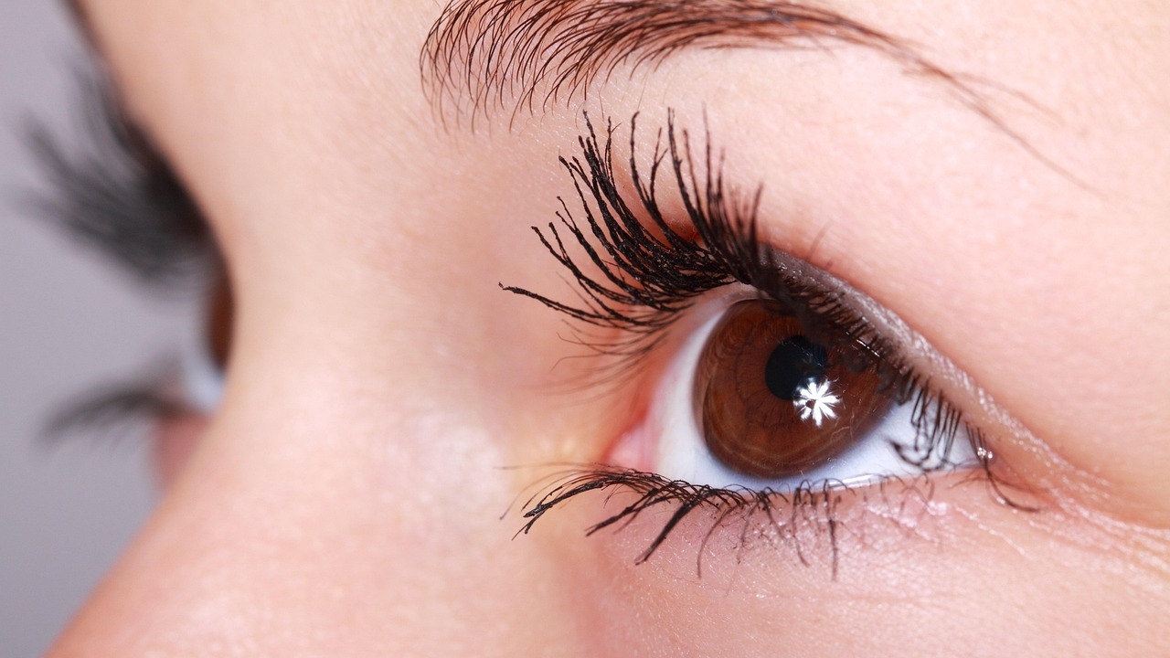 Eyelashes: కనురెప్పల వెంట్రుకలు నల్లగా, మందంగా పెరగాలంటే ఈ నూనెలు అప్లై చేయండి