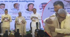 Man Kisses Passenger On Train : నిద్రపోతున్న ప్రయాణికుడికి ముద్దుపెట్టిన వ్యక్తి.. అతడి భార్య స్పందన చూసి అంతా షాక్!