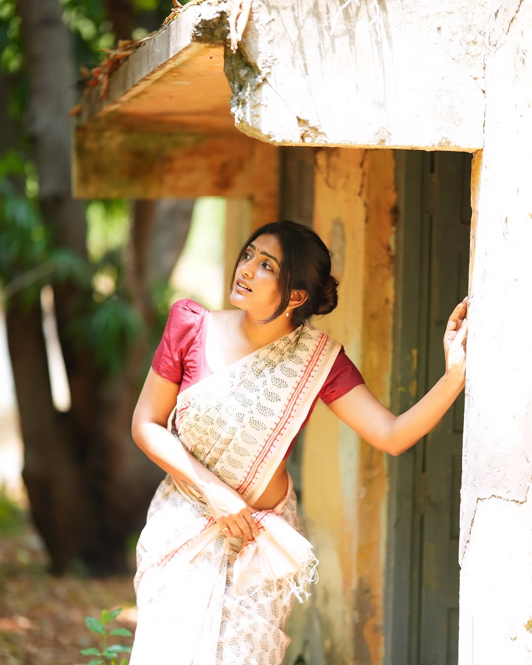 Actress Eesha Rebba Photo Gallery