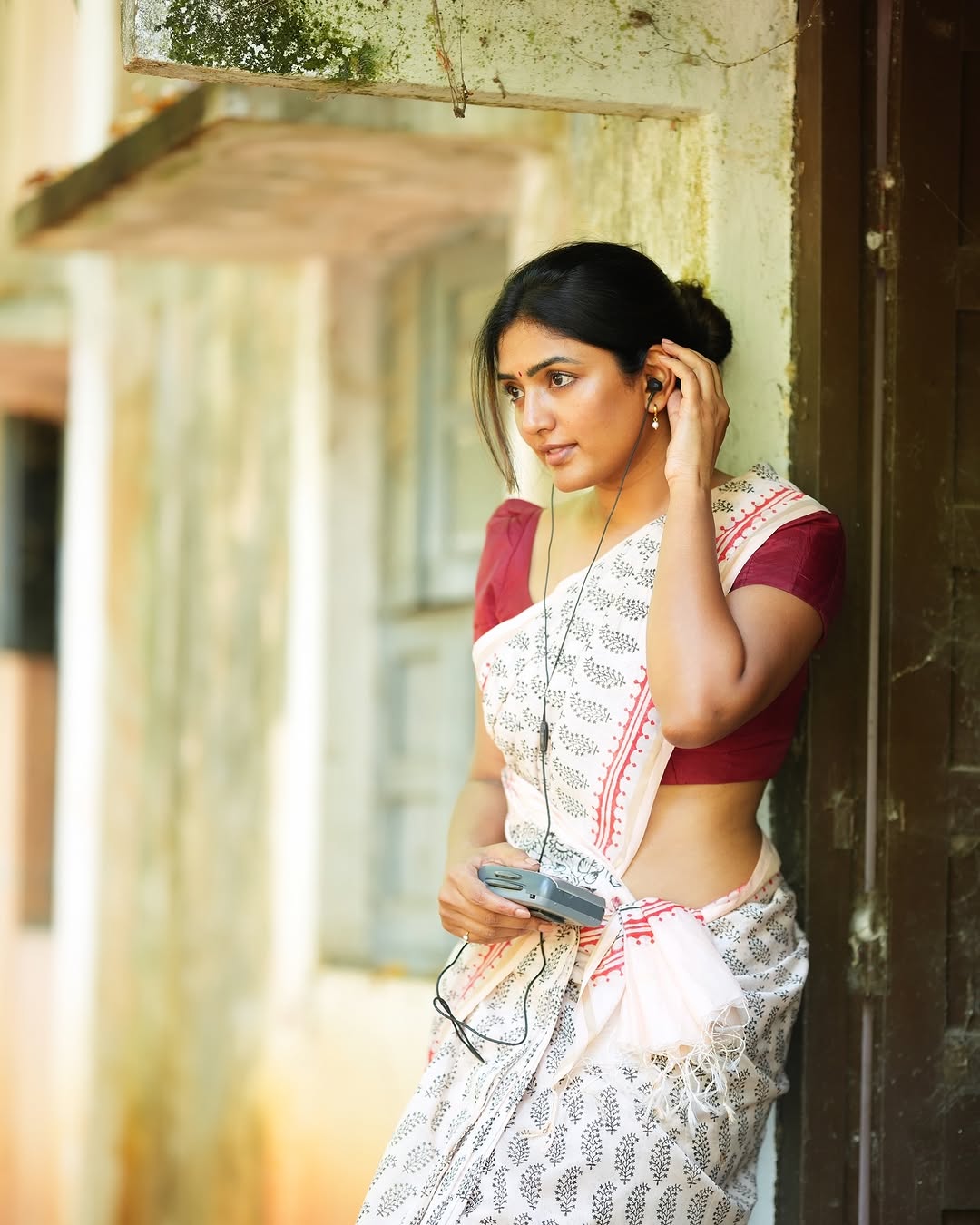 Actress Eesha Rebba Photo Gallery