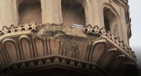 Charminar Damage: చార్మినార్ నుంచి ఊడిపడిన పెచ్చులు.. తప్పిన పెను ప్రమాదం..