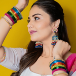 Sreemukhi : చేతికి గాజులు వేసి.. కళ్లకు కాటుక పెట్టి.. శ్రీముఖి ఎంత ఉంది మామా..