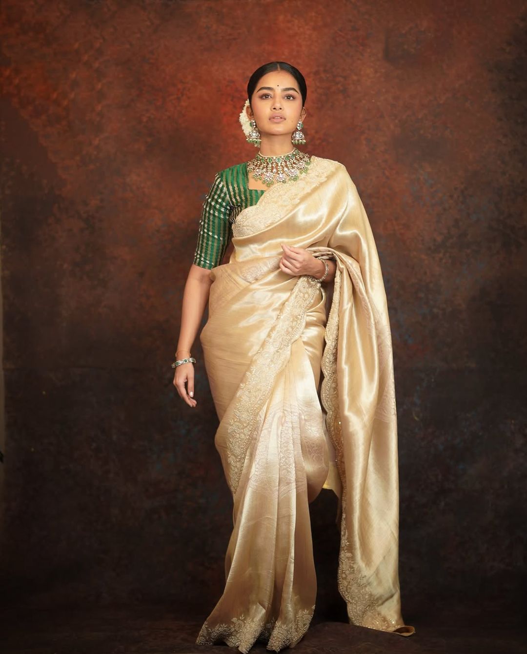 Anupama Parameswaran: చీరకట్టు అందాలతో కుర్రకారును మాయ చేస్తున్న అనుపమ.. ఫోటోలు వైరల్..!