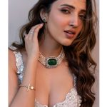 Neha Shetty: అలా చూపులతోనే చంపేస్తావా ఏంటి.. నేహా శెట్టి అందాల విందు