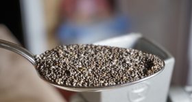 Chia seeds: తెల్ల చియా సీడ్స్ Vs నల్ల చియా సీడ్స్... ఈ రెండిట్లో ఏవి త్వరగా బరువును తగ్గిస్తాయి.