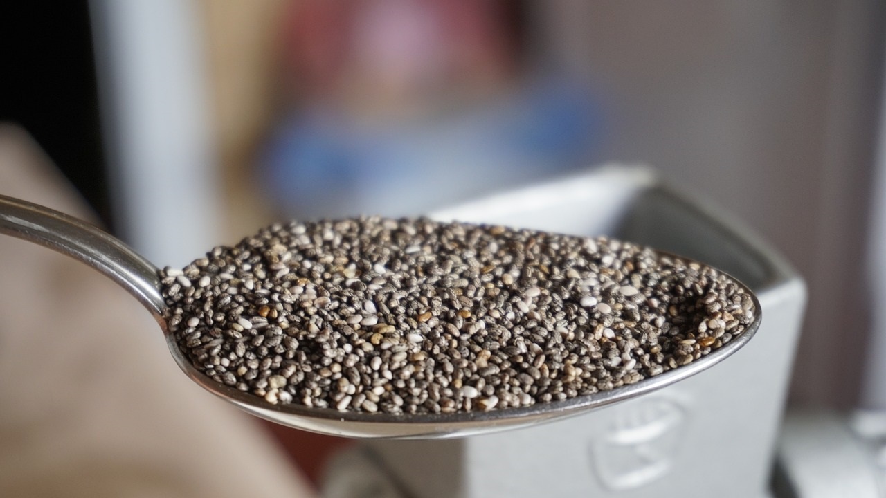 Chia seeds: తెల్ల చియా సీడ్స్ Vs నల్ల చియా సీడ్స్… ఈ రెండిట్లో ఏవి త్వరగా బరువును తగ్గిస్తాయి.
