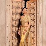 Neha Shetty: గోల్డ్ కలర్ శారీలో మెరిసిపోతున్న టిల్లు బ్యూటీ.. ఏమన్నా అందమా..